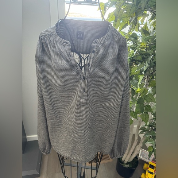 GAP Tops - Women’s Gap blouse size medium